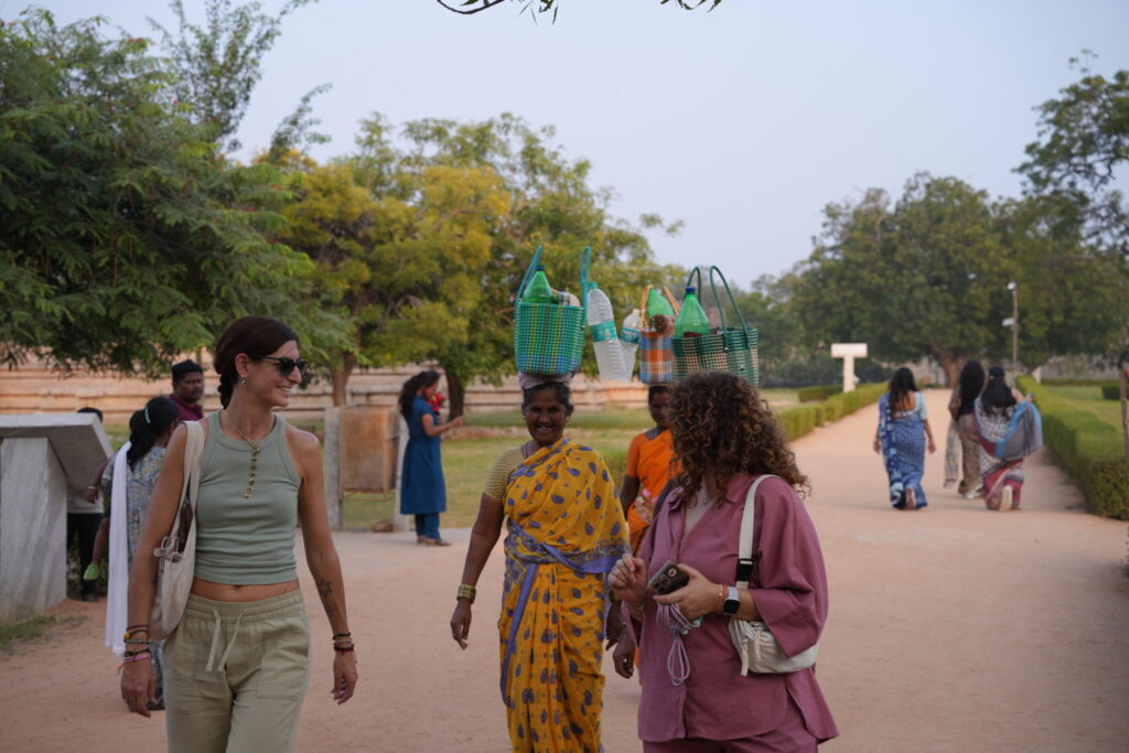 Participantes del retiro caminando por Hampi junto a la vida local