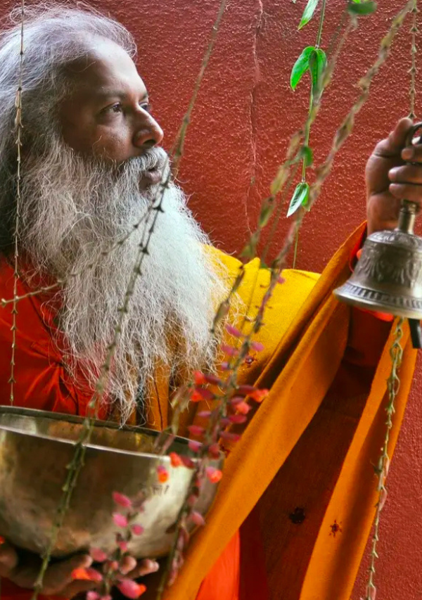 Akil Lanka, terapeuta de sonido que acompaña el retiro de yoga en India