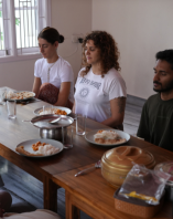 Comida consciente en grupo durante el retiro de yoga en India