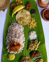Comida tradicional india servida en hoja de plátano durante el retiro de yoga en India