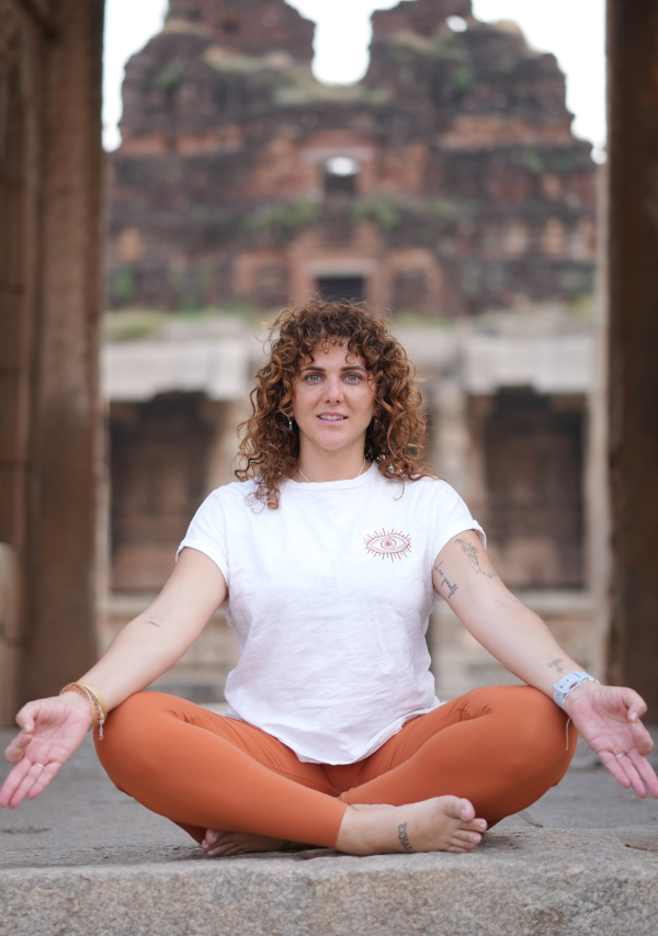 Paula Fresneda, instructora de yoga de Soul Yoga Ibiza, meditando en un templo en India