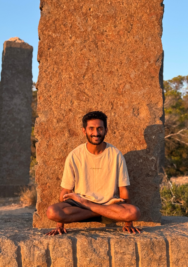 Rushikesh, miembro del equipo de Soul Yoga Ibiza, meditando en India durante el retiro
