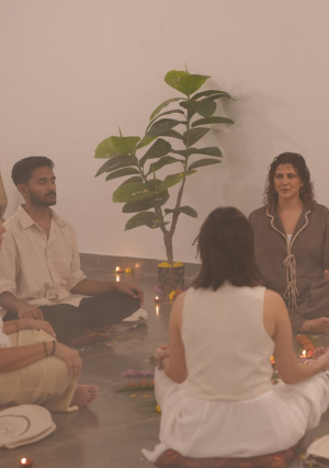 Ceremonia de cacao en grupo durante el retiro de yoga en India en Mysore