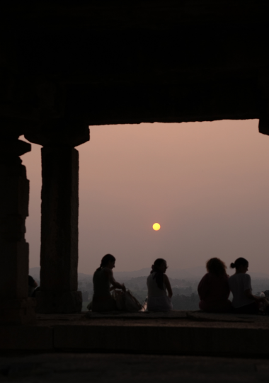 Ceremonia al amanecer durante el retiro de yoga en India en Hampi