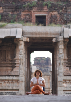 Meditación durante el retiro de yoga en India en un templo histórico de Hampi