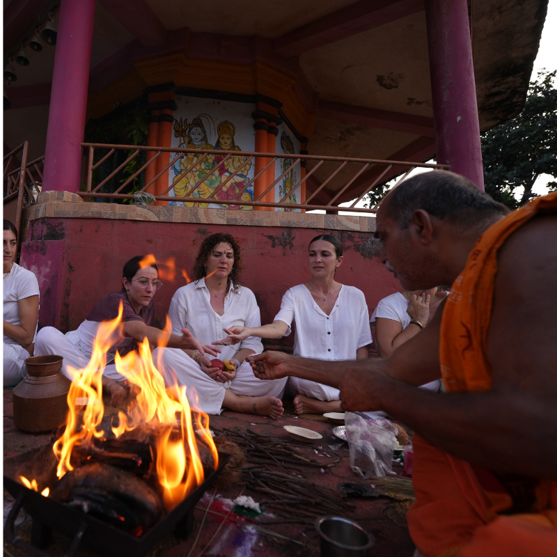 Pooja de cierre con ritual sagrado durante el retiro de yoga en India