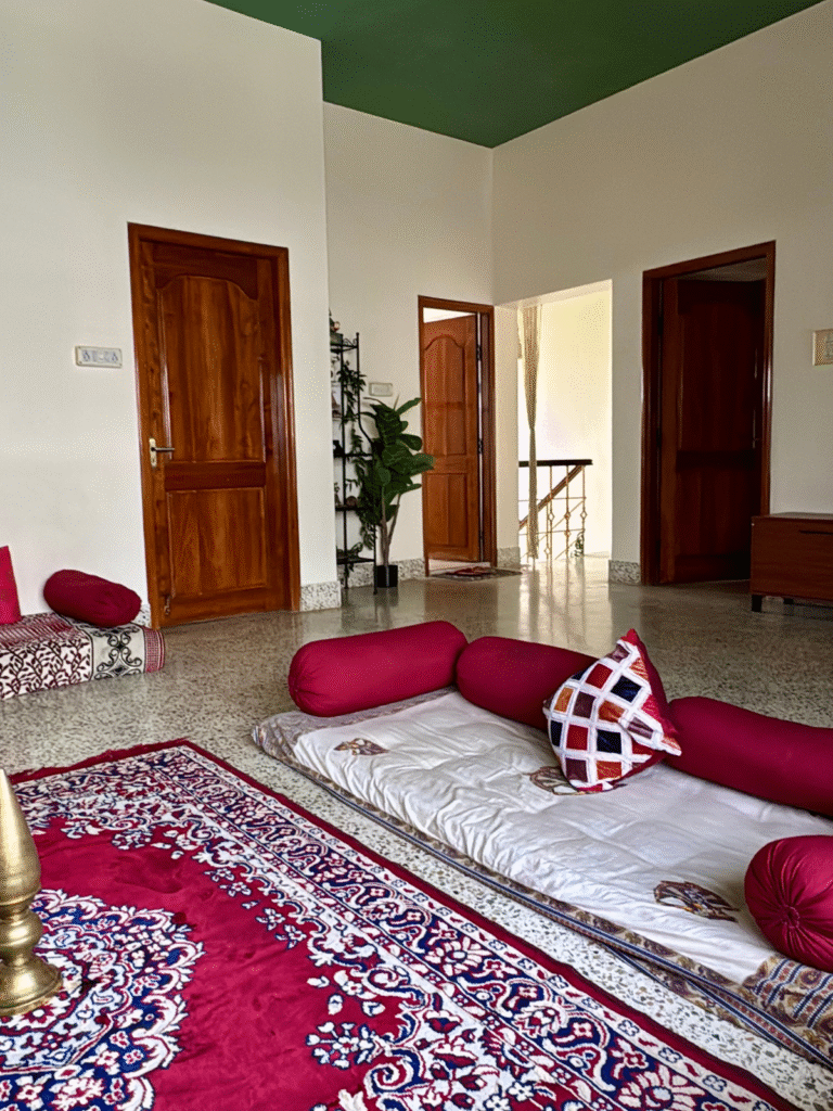 Sala de meditación en Borrbo Hostel Mysore durante el retiro de yoga en India