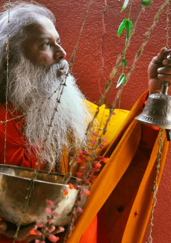 Akil Lanka, terapeuta de sonido que acompaña el retiro de yoga en India