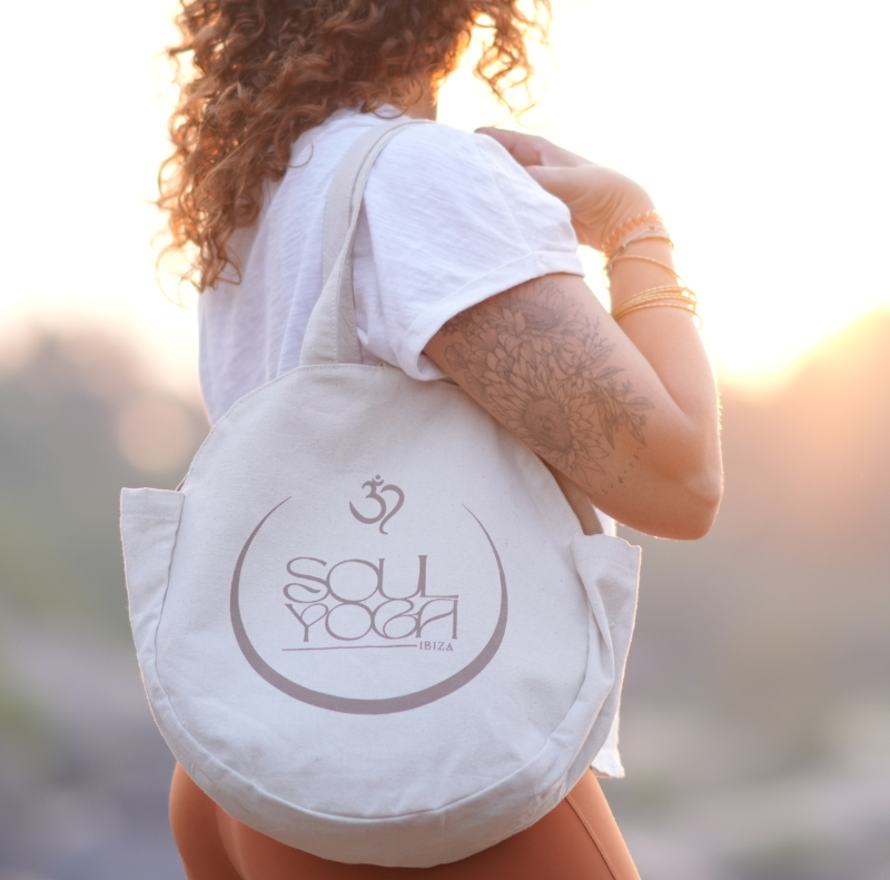 Bolsa de Soul Yoga Ibiza utilizada en clases de yoga y experiencias de bienestar consciente