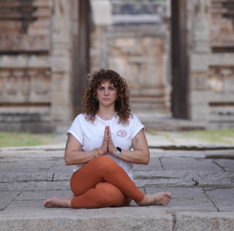 Clase de yoga en Ibiza con práctica de meditación consciente en Soul Yoga