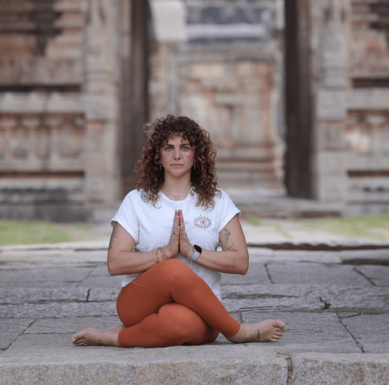 Clase de yoga en Ibiza con práctica de meditación consciente en Soul Yoga