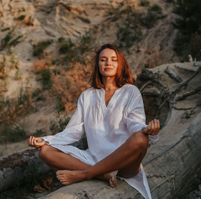 Práctica de yoga con enfoque espiritual guiada por Paula Fresneda en Soul Yoga Ibiza