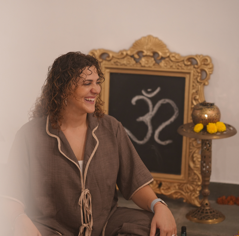 Paula en un espacio de meditación representando la esencia de Soul Yoga Ibiza